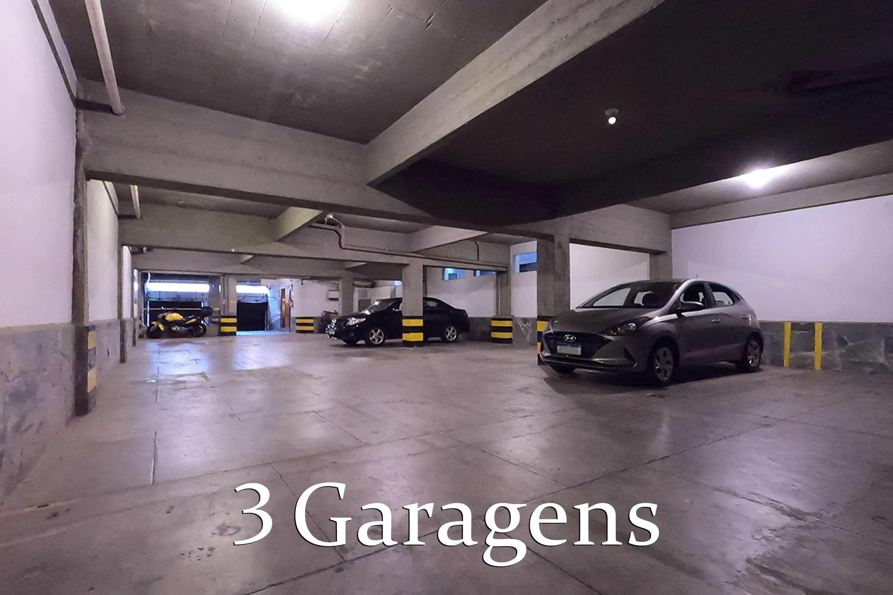 foto da primeira das três garagens disponíveis no hotel solaris em são lourenço