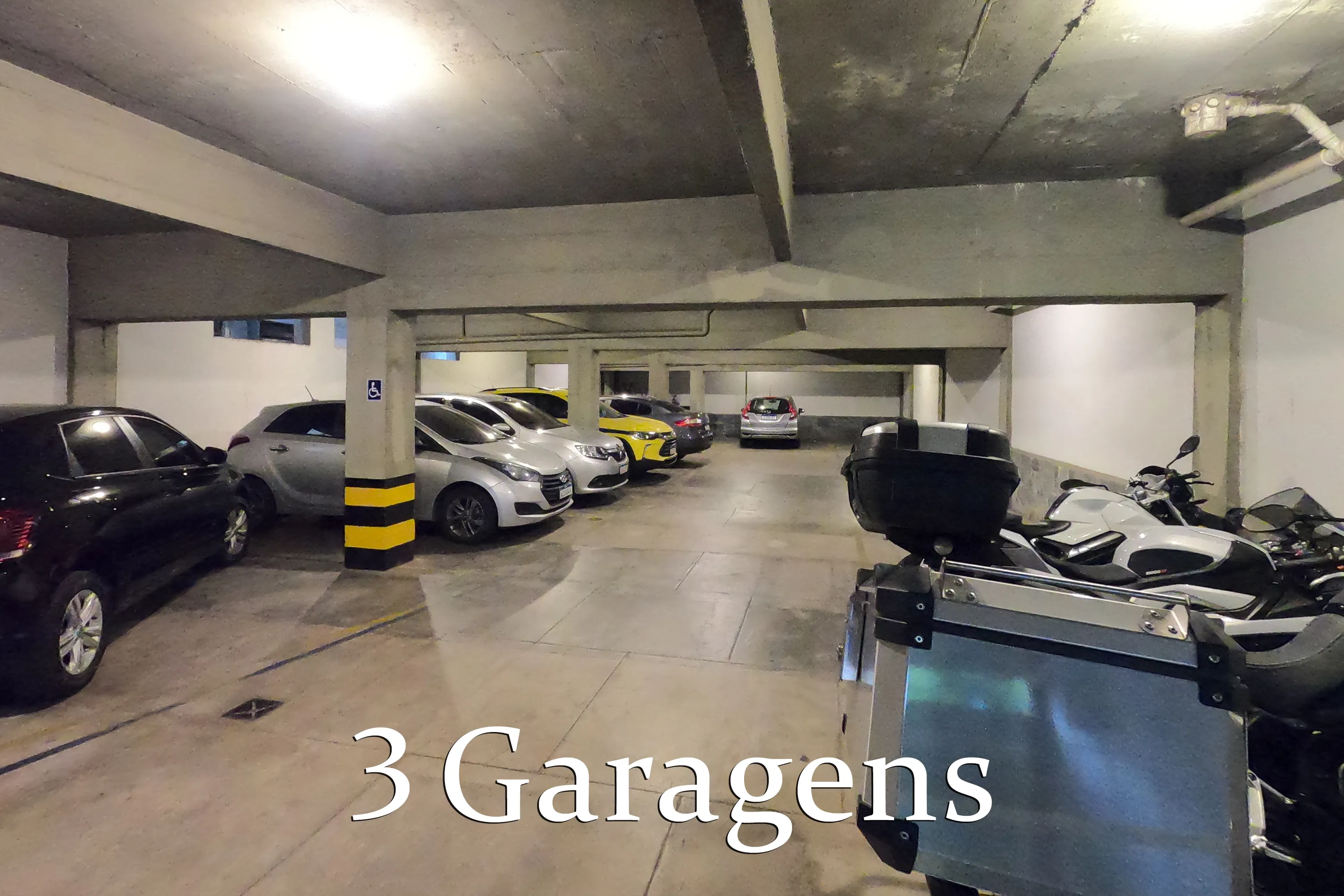 foto da segunda das três garagens disponíveis no hotel solaris em são lourenço